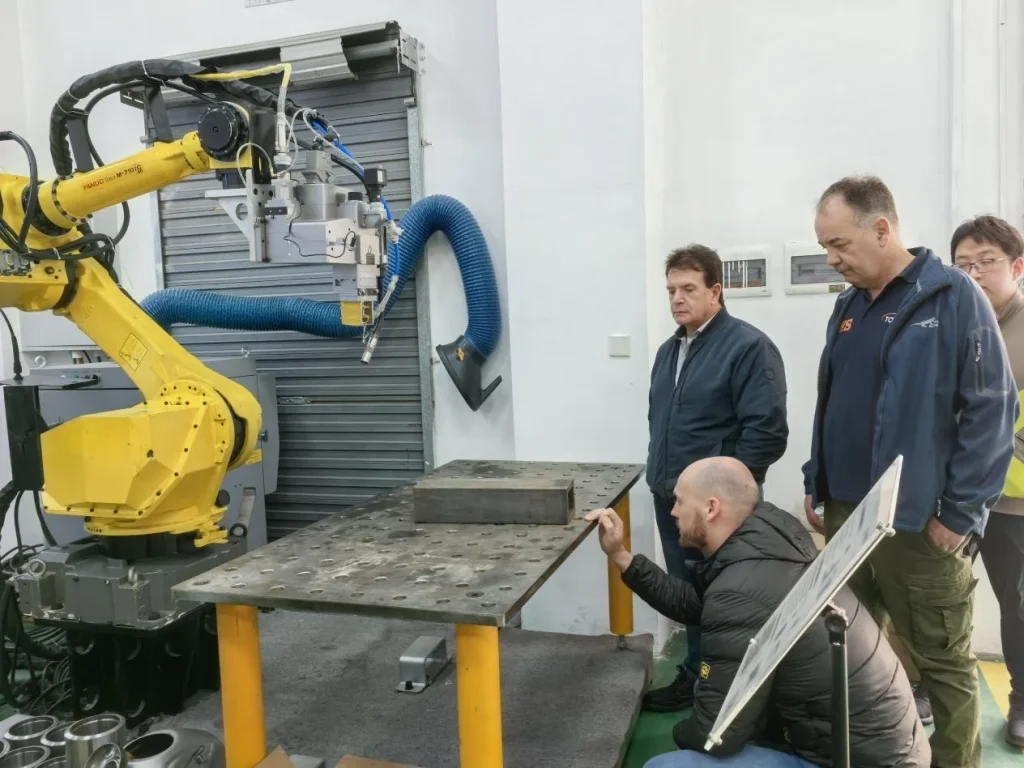 STRONGEST LASER Welcomes South African Distributor for Inspection, Engaging in In-Depth Discussions on Core Technologies and Market Demands | Self Developed Dual Loop Refrigerant Direct Cooling Technology 1742975299