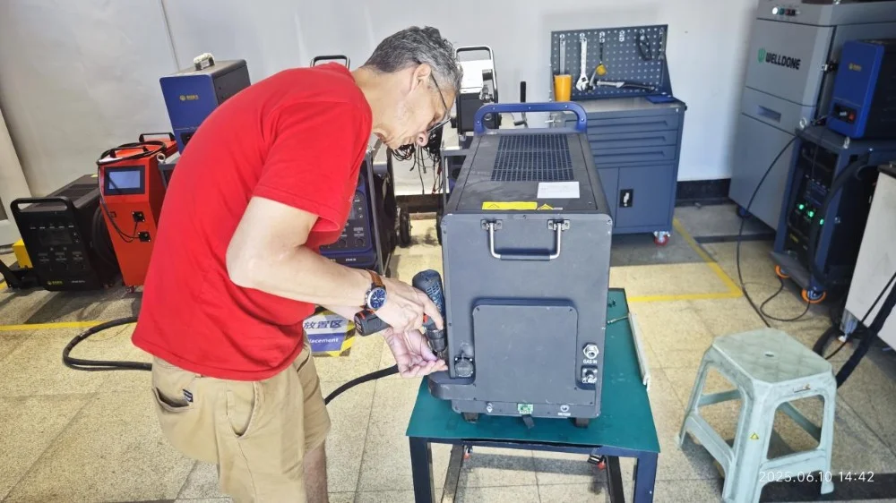 New Zealand Client Visits STRION LASER for Comprehensive Product Training | Sichuan Strongest Laser Technology Co., Ltd Welding Process Discussion