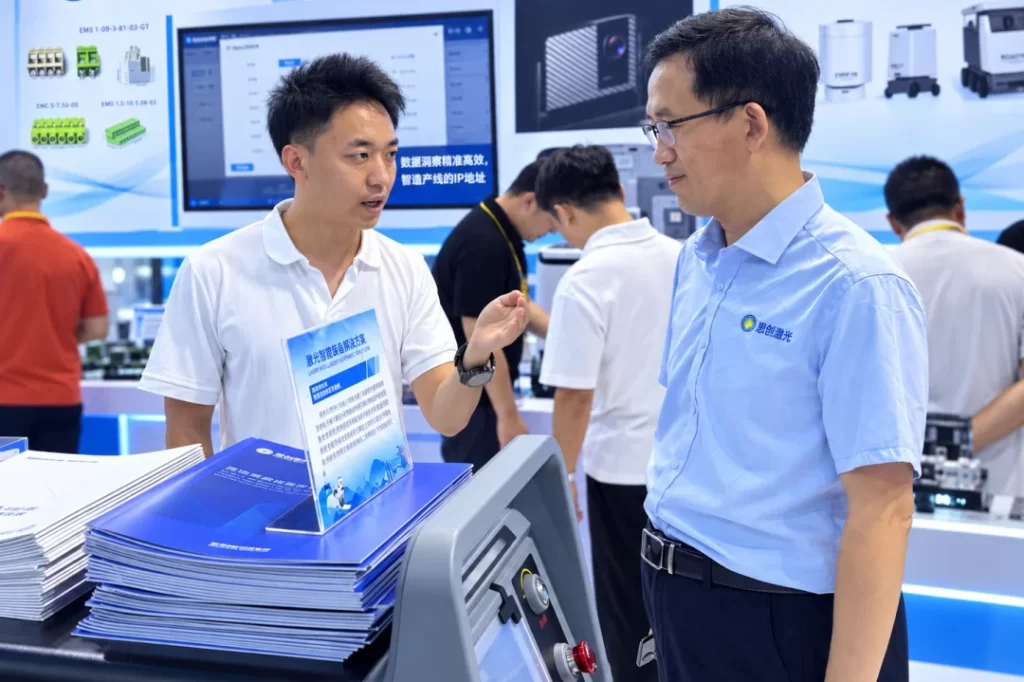 STRION LASER Showcases Handheld Laser Welding Technology at CIFIT 2026 | Sichuan Strongest Laser Technology Co., Ltd STRION LASER discussion with a distributor
