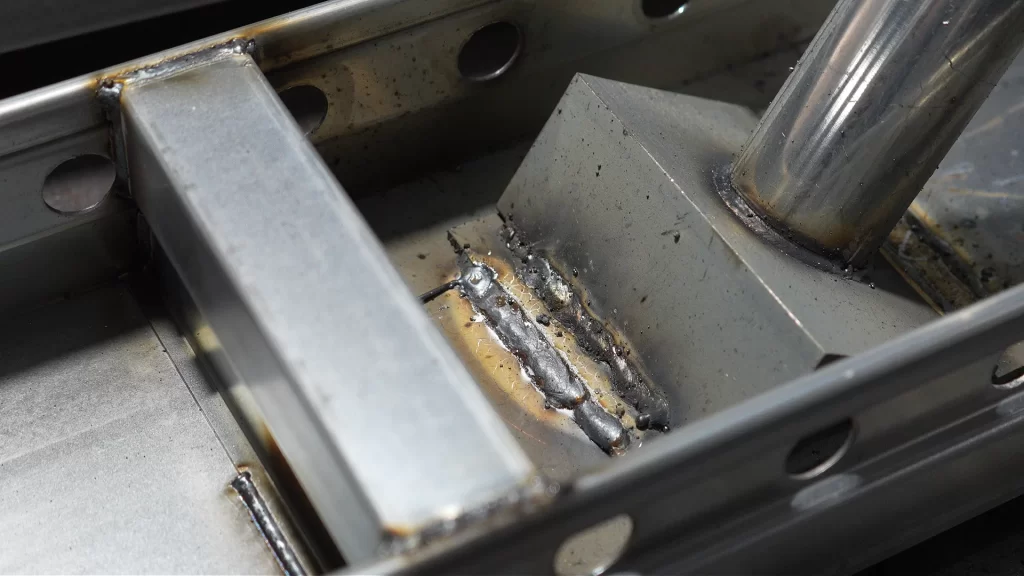 Handheld Laser Welding Machine for Sheet Metal Cabinets: A Real Factory Case | Sichuan Strongest Laser Technology Co., Ltd Traditional welding machine, hot deformation, weld seam failure